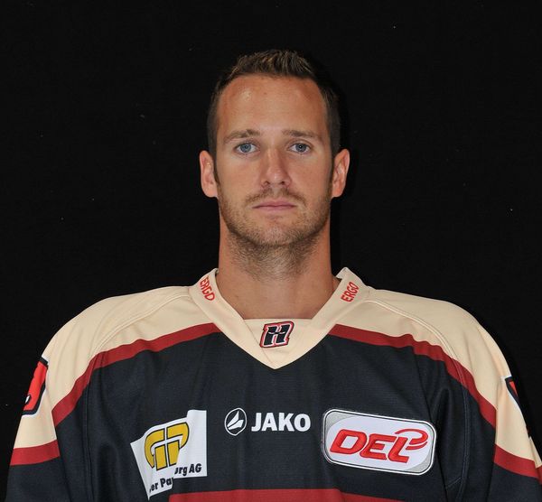 Mannschaft2011   013.jpg - DEL Club Hannover Scorpions Hannover Team 2011-2012 Bryce Lampman Verteidiger Nr. 4